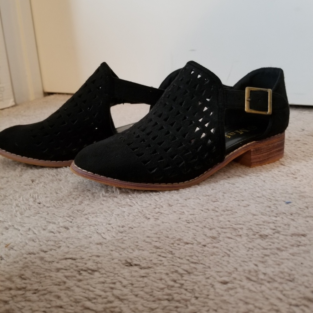 Low heel cutout booties